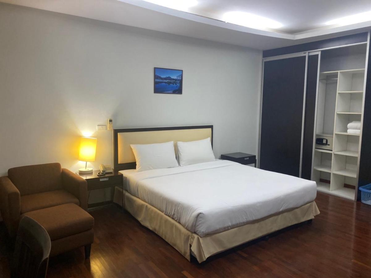 The Park 304 Executive Serviced Apartment Si Maha Phot Exterior photo