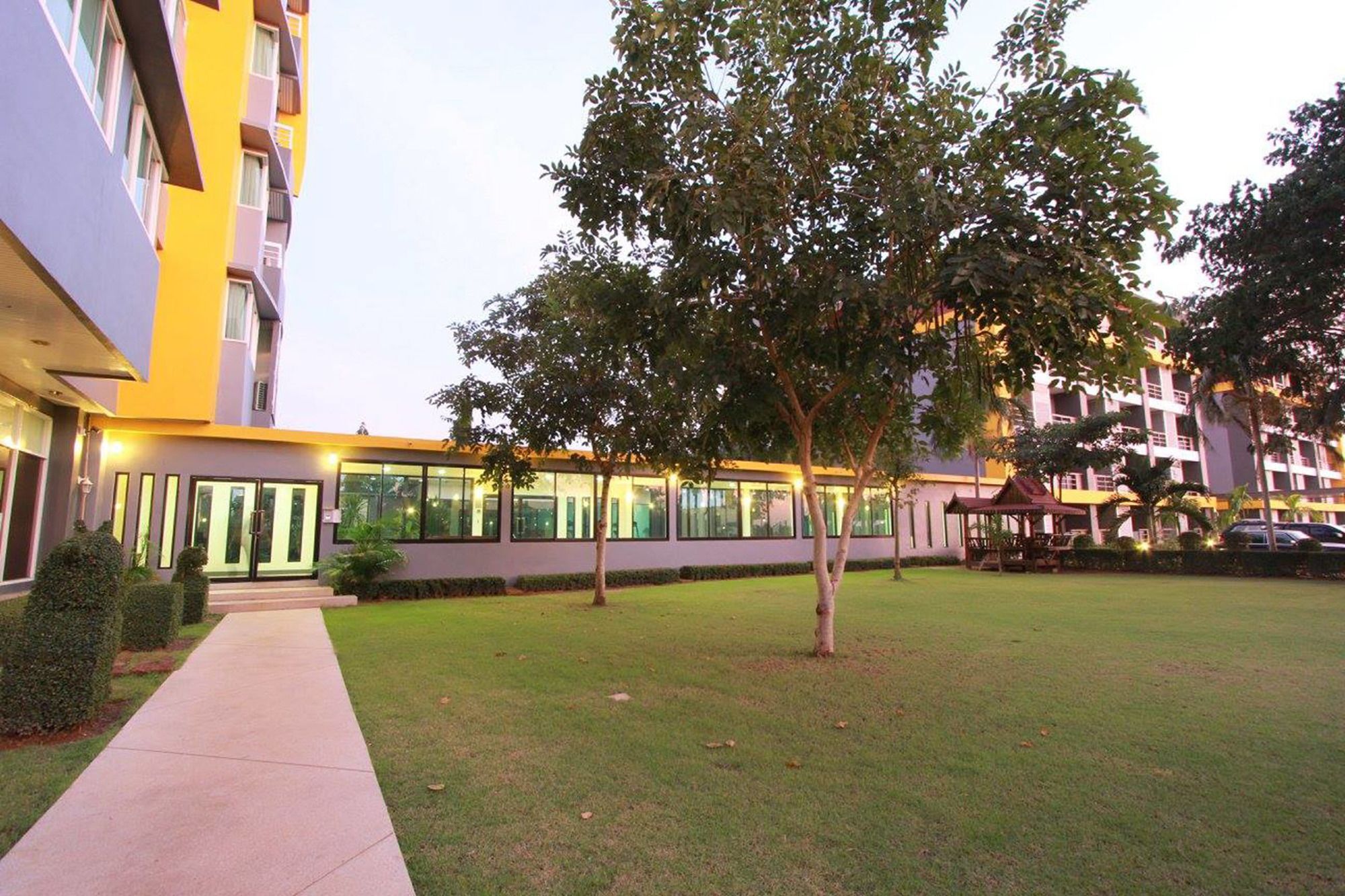 The Park 304 Executive Serviced Apartment Si Maha Phot Exterior photo